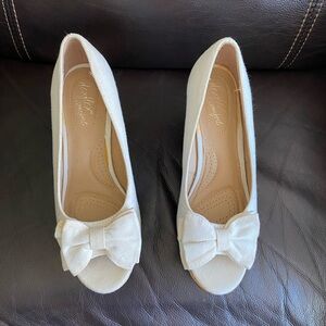 Elegant Cream Peep-Toe Bow Heels